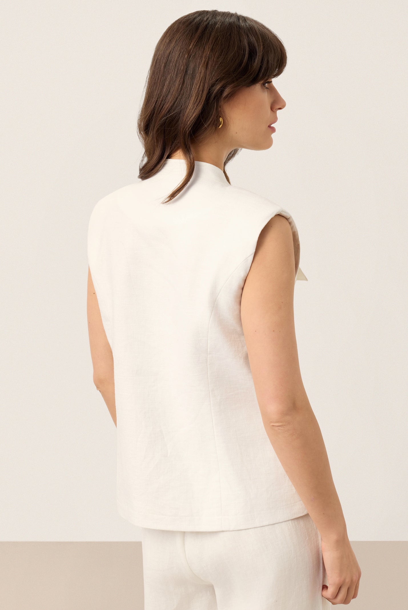 Linen Four-Pocket Tailored Sleeveless Vest COSIMA by LINTICO for women