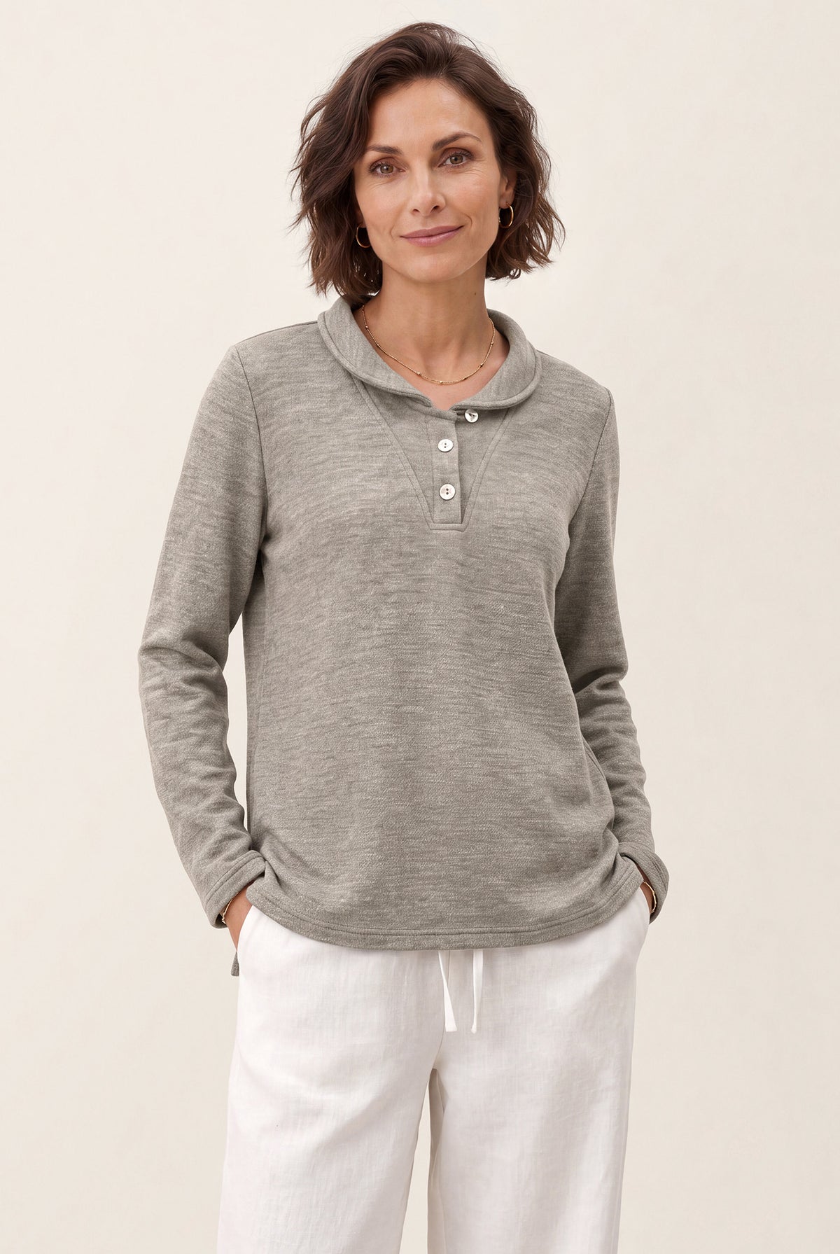 Top maille Mushroom Grey en lyocell et laine à col Claudine et boutons en coquillage ELIANE de LINTICO