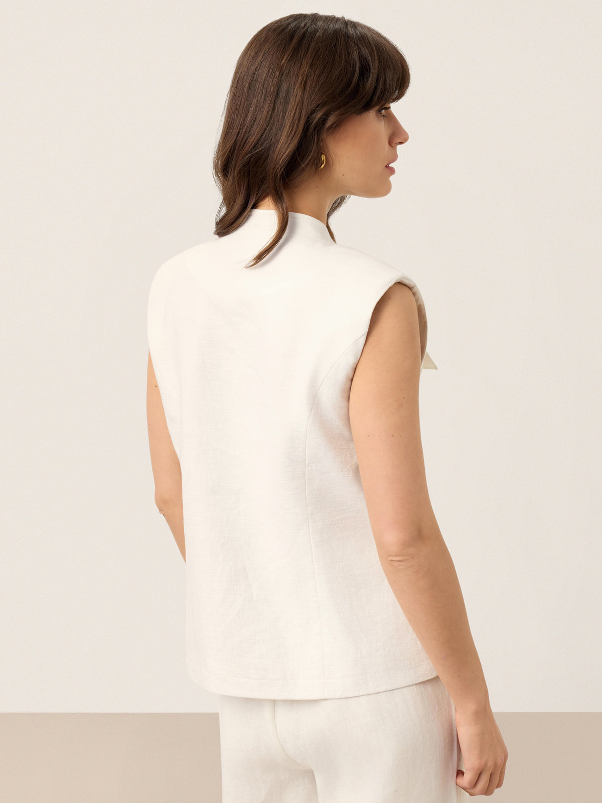 Linen Four-Pocket Tailored Sleeveless Vest COSIMA by LINTICO for women