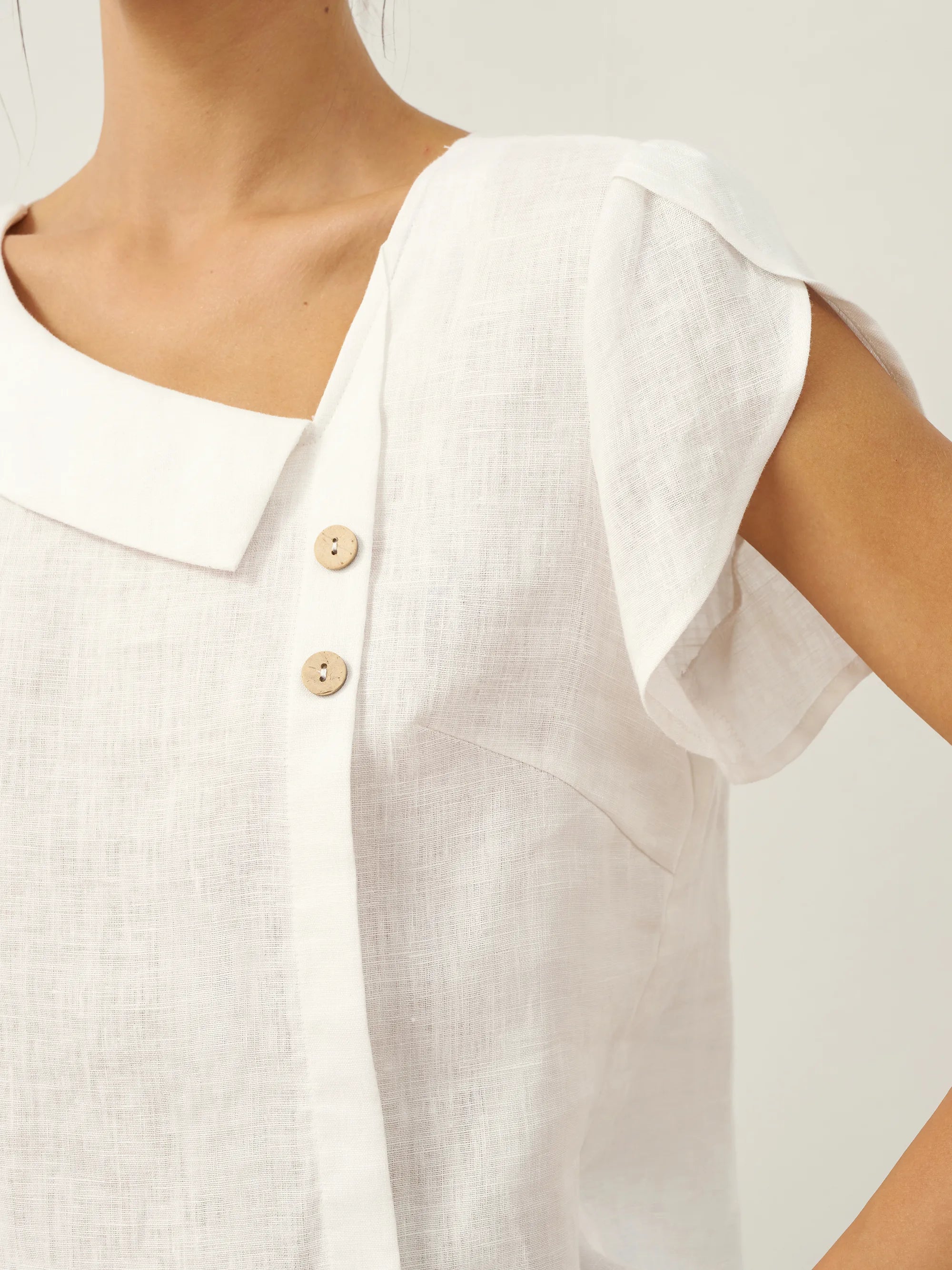 100% Linen Crescent Collar Flutter Sleeve Top Fara