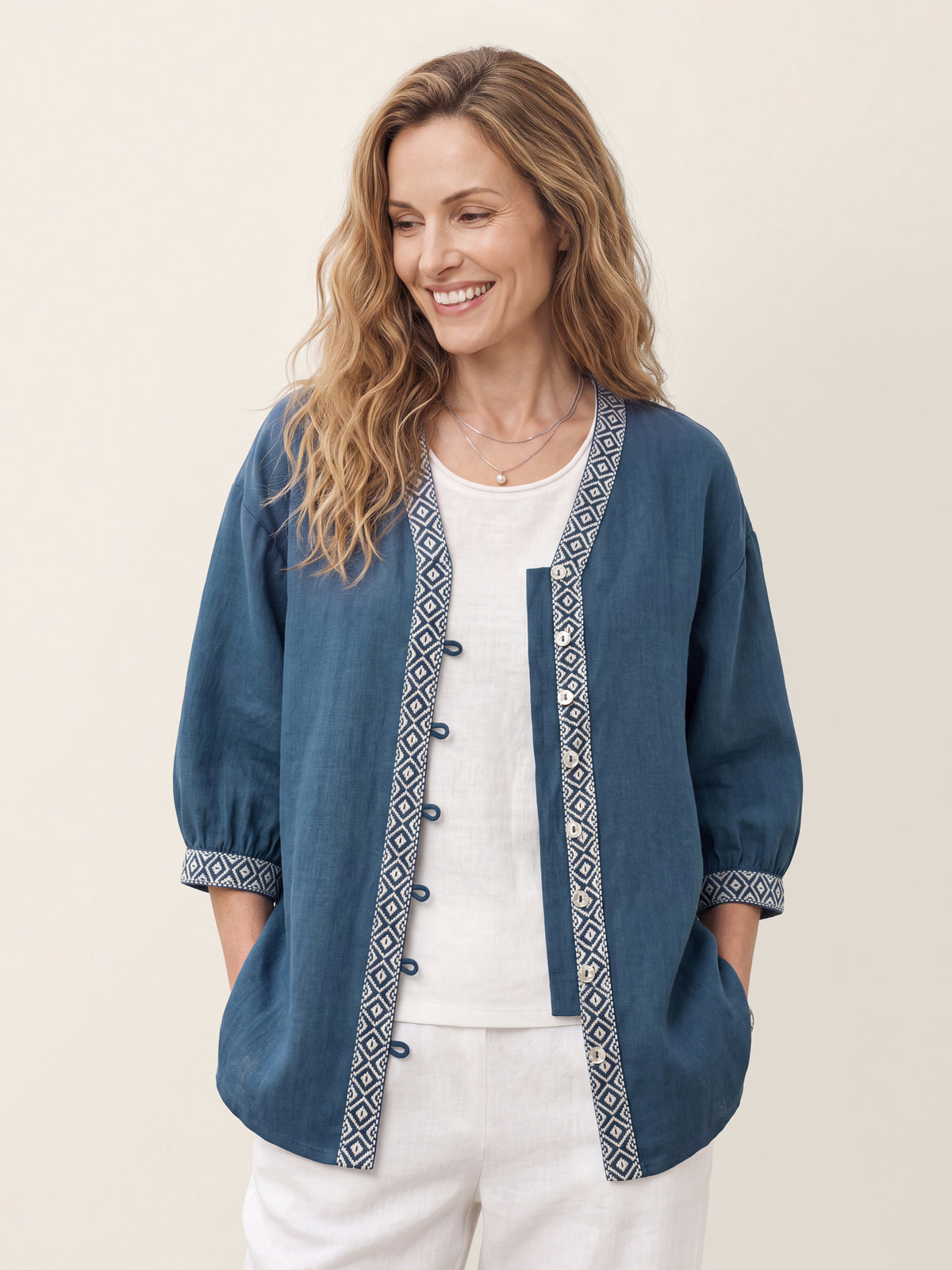 Chemise bleue en 100% lin à col V et galon géométrique SORAYA de LINTICO