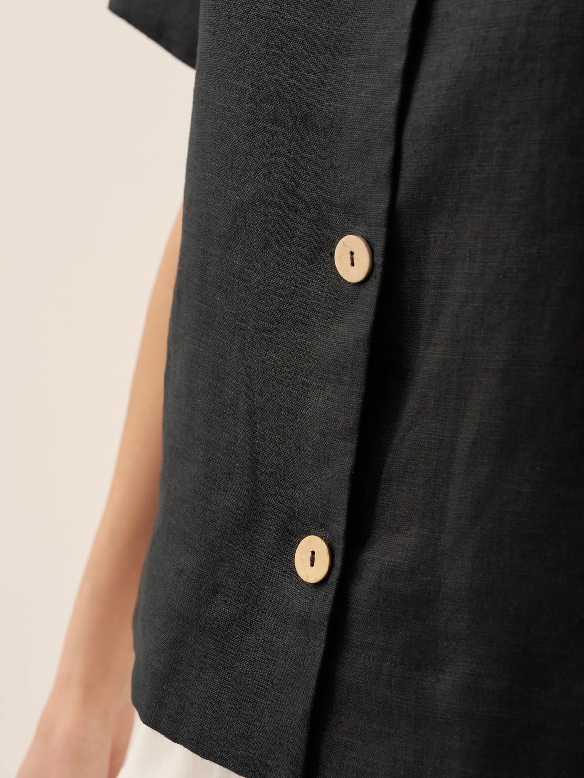 Chemise femme ORENDA boutonnée à manches courtes en 100% lin de LINTICO