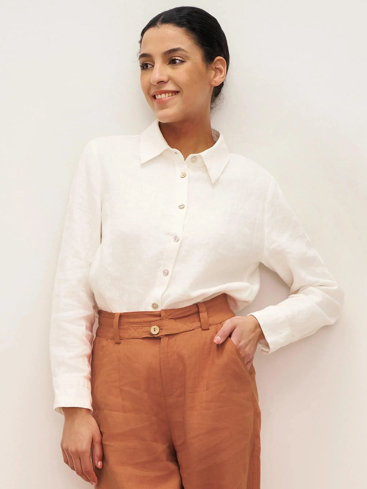 Camicia JOVAN in 100% lino con bottoni frontali e fondo allungato - Bianco ottico / S - top-Camicie in lino con bottoni