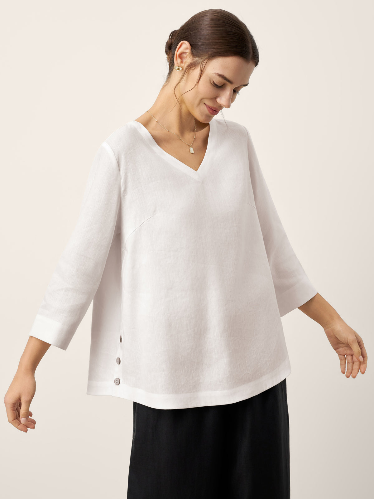 Sur-haut femme en lin et lyocell, col en V et détail boutonné, ODETTE par LINTICO