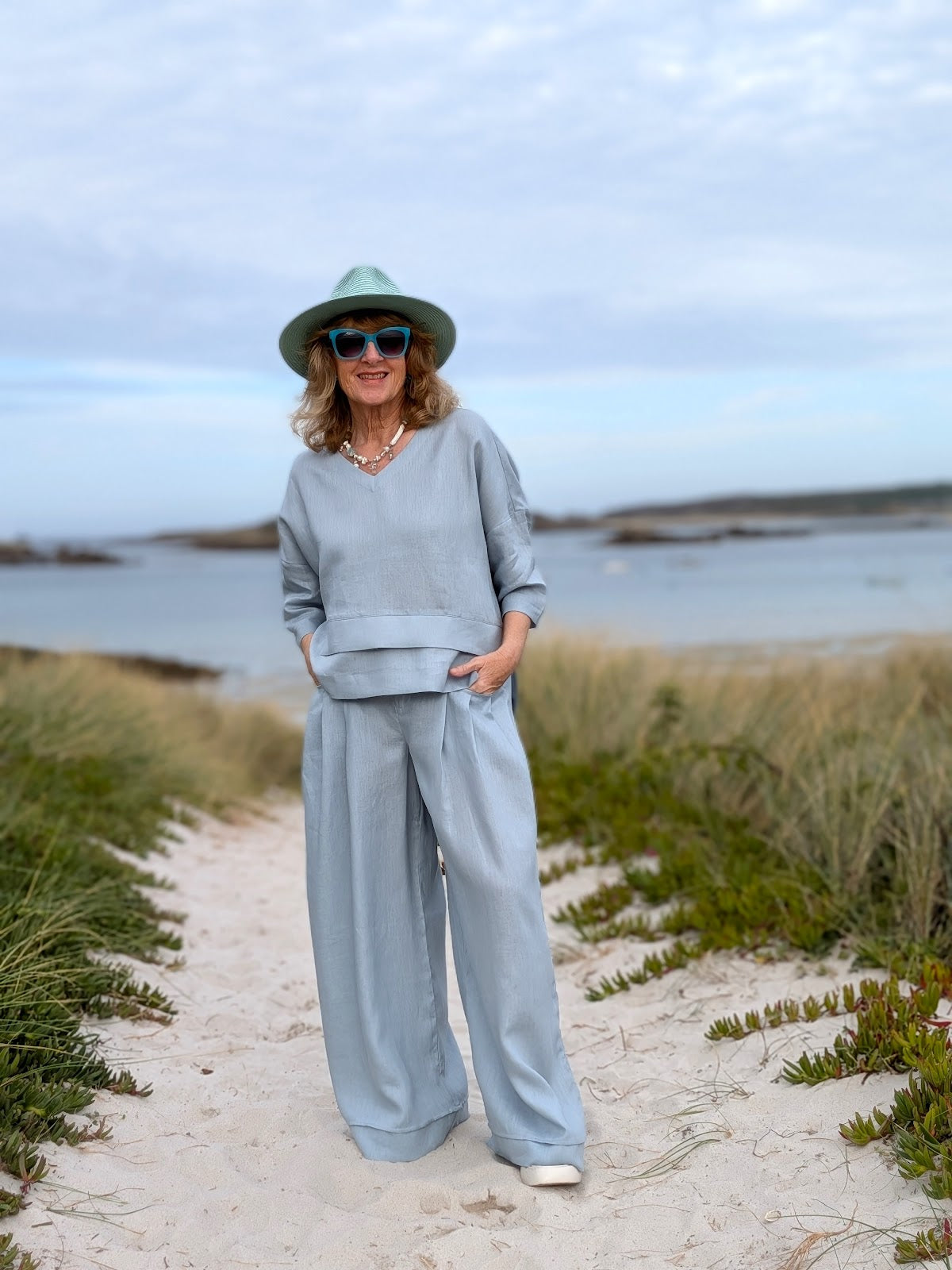 Anna wearing Lintico VERIDIANA relaxed linen pants